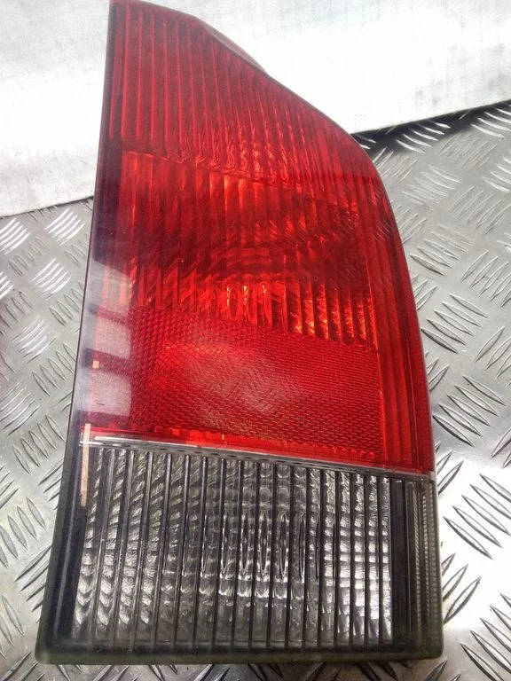 Aizmugurējais lukturis virsbūvē – Volvo V70 (2000-2004)