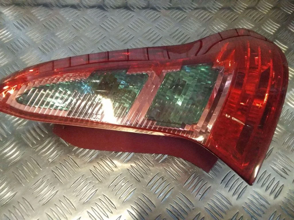 Aizmugurējais lukturis virsbūvē – Citroen C4 I (2004-2010)