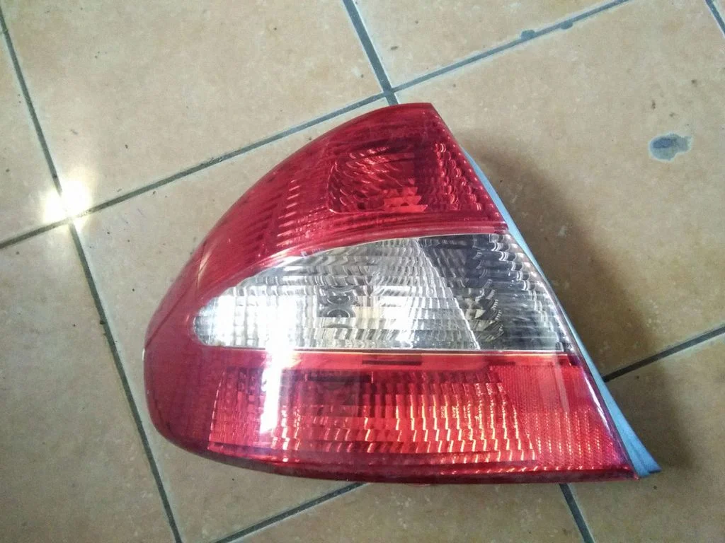 Aizmugurējais lukturis virsbūvē – Toyota Prius (XW10) (1997-2003)