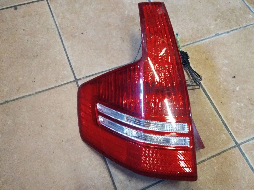 Aizmugurējais lukturis virsbūvē – Citroen C4 I (2004-2010)