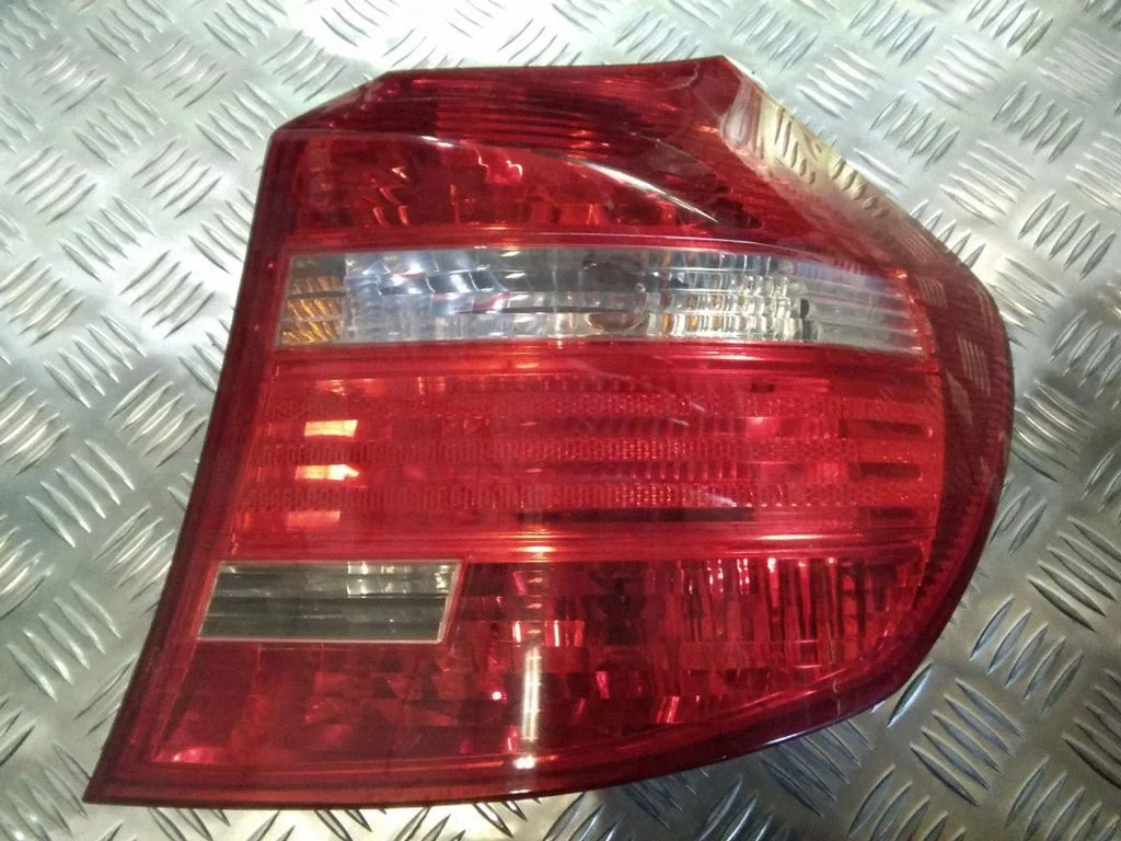 Lampa tylna w błotniku – BMW Seria 1 E81 E87 (2004-2011)
