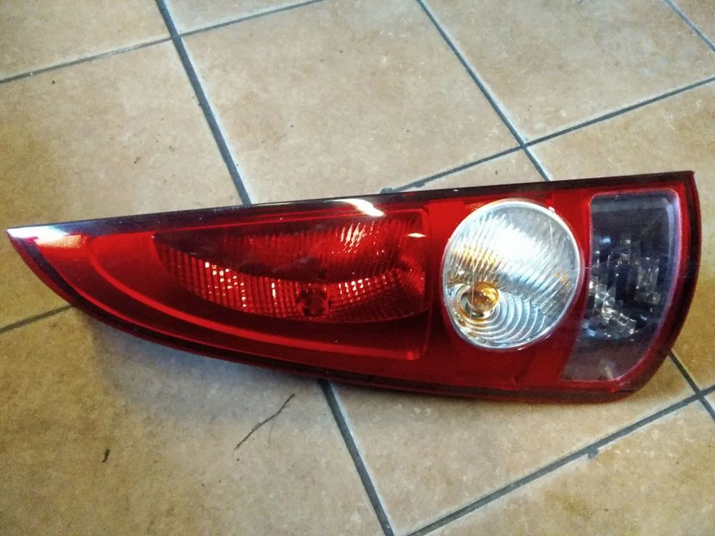 Aizmugurējais lukturis virsbūvē – Renault Espace - Grand espace IV (2004-2014)