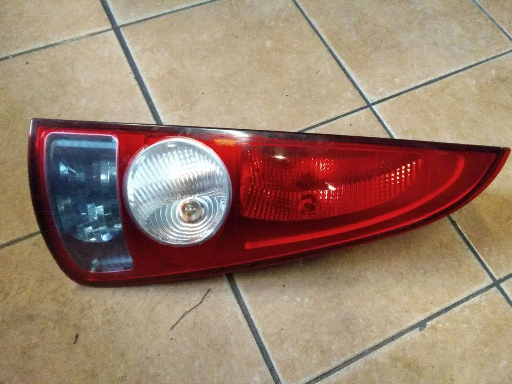 Aizmugurējais lukturis virsbūvē – Renault Espace - Grand espace IV (2004-2014)
