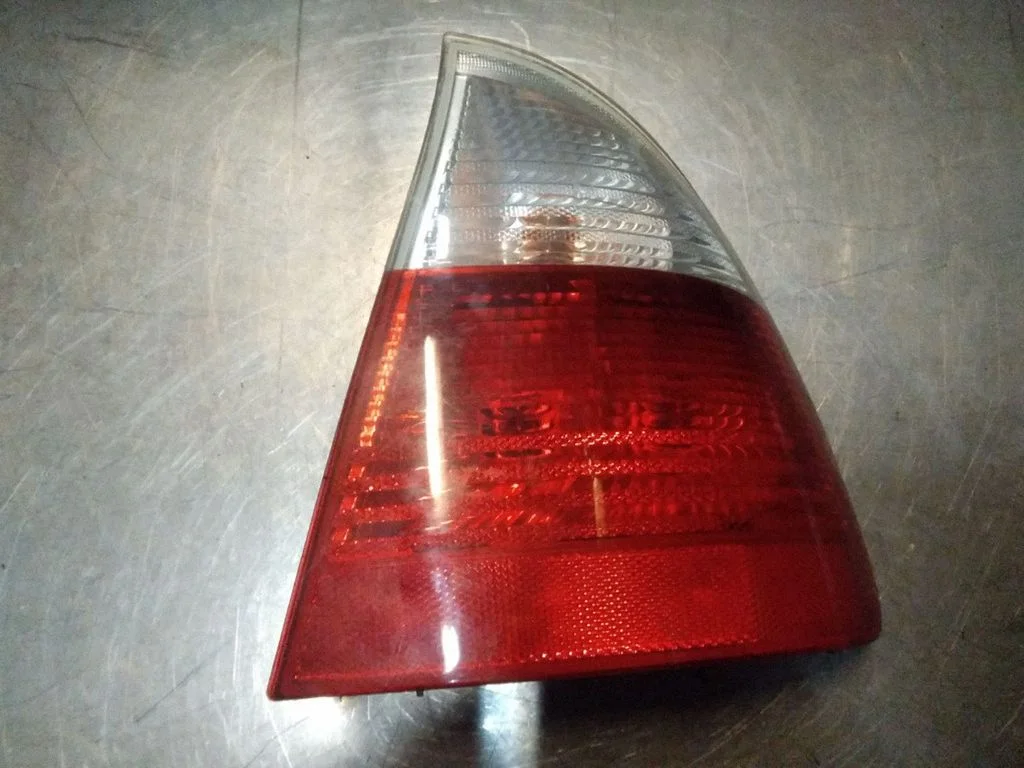 Lampa tylna w błotniku – BMW Seria 3 E46 (1998-2005)