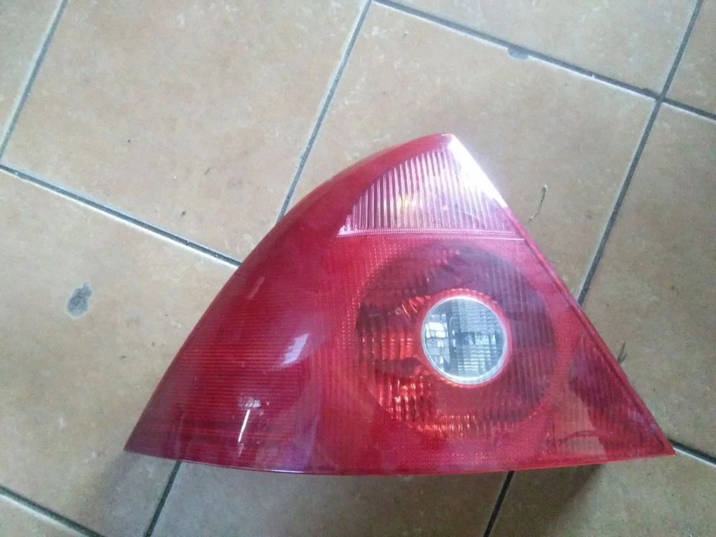Aizmugurējais lukturis virsbūvē – Ford Mondeo Mk III (2000-2007)