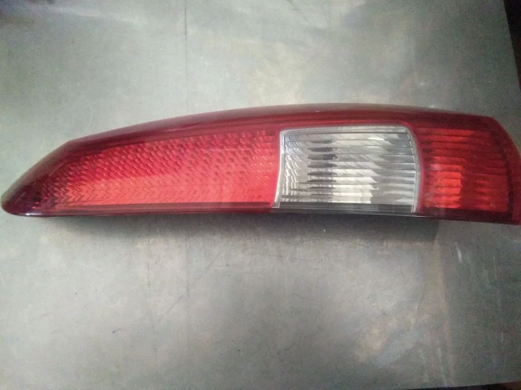 Aizmugurējais lukturis virsbūvē – Volvo V70 (2000-2004)