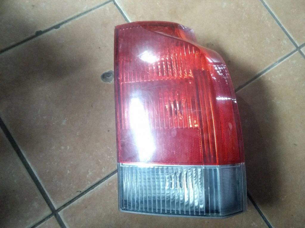 Aizmugurējais lukturis virsbūvē – Volvo V70 (2000-2004)