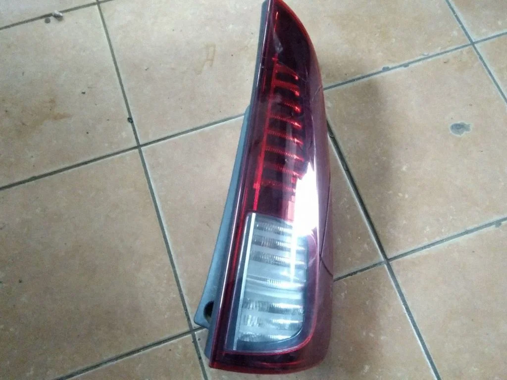 Aizmugurējais lukturis virsbūvē – Renault Espace - Grand espace IV (2004-2014)