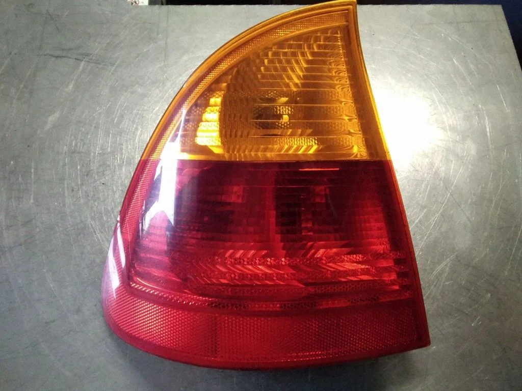 Lampa tylna w błotniku – BMW Seria 3 E46 (1998-2005)