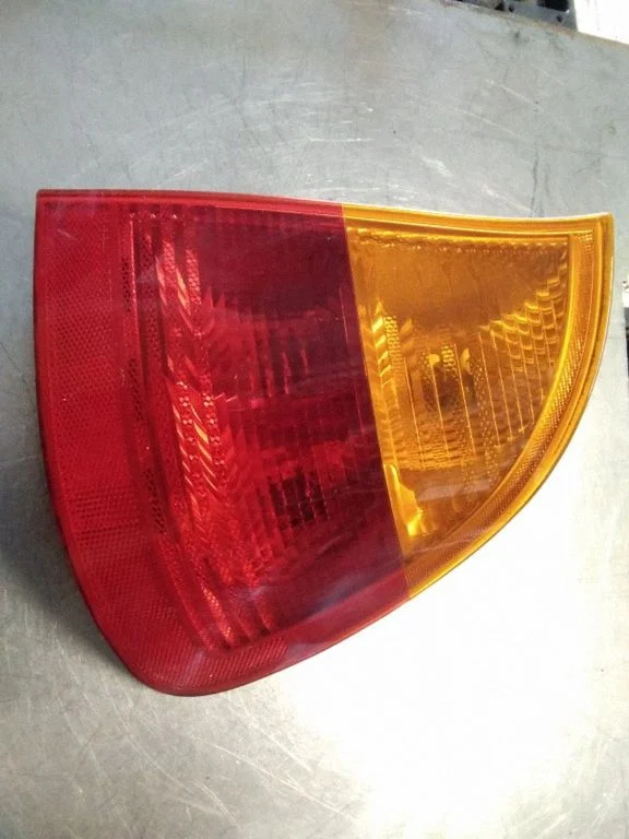 Lampa tylna w błotniku – BMW Seria 3 E46 (1998-2005)
