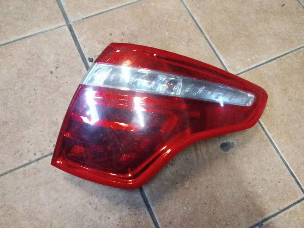 Aizmugurējais lukturis virsbūvē – Citroen C4 I (2004-2010)