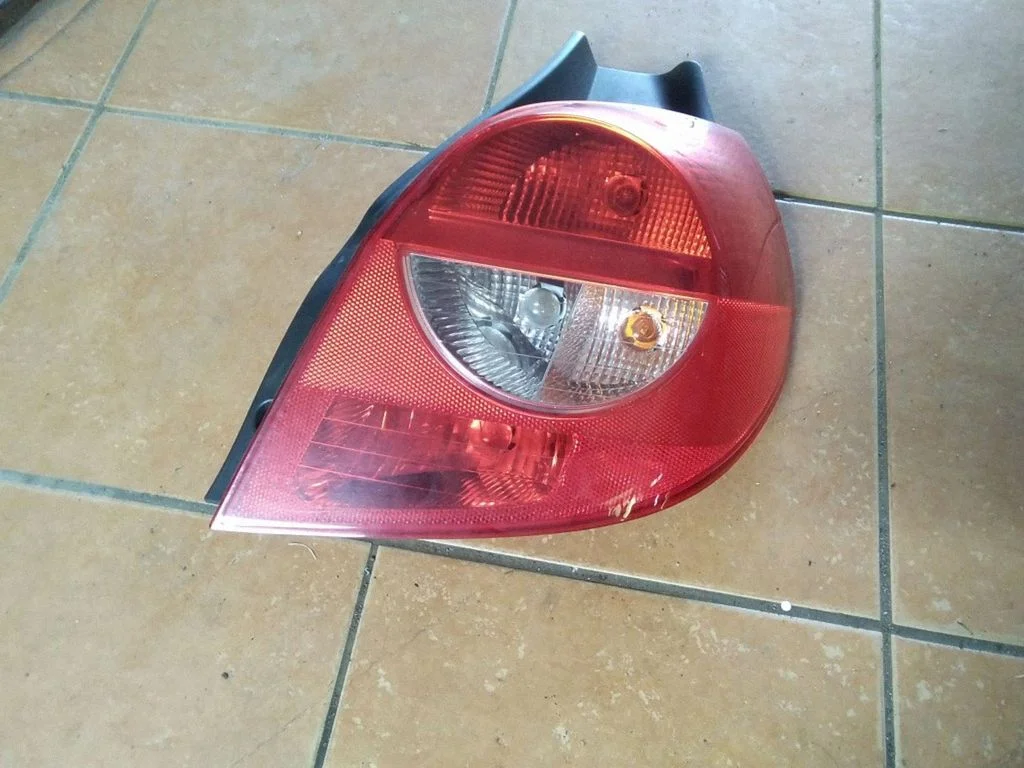 Aizmugurējais lukturis virsbūvē – Renault Clio III (2005-2012)