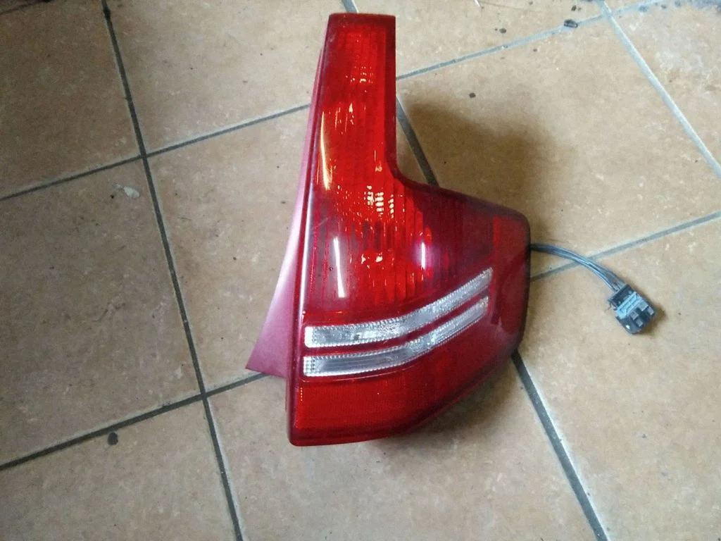 Aizmugurējais lukturis virsbūvē – Citroen C4 I (2004-2010)