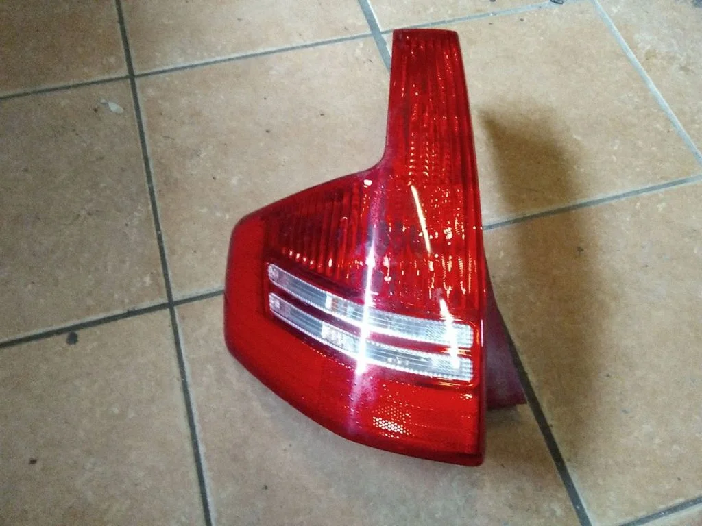Aizmugurējais lukturis virsbūvē – Citroen C4 I (2004-2010)