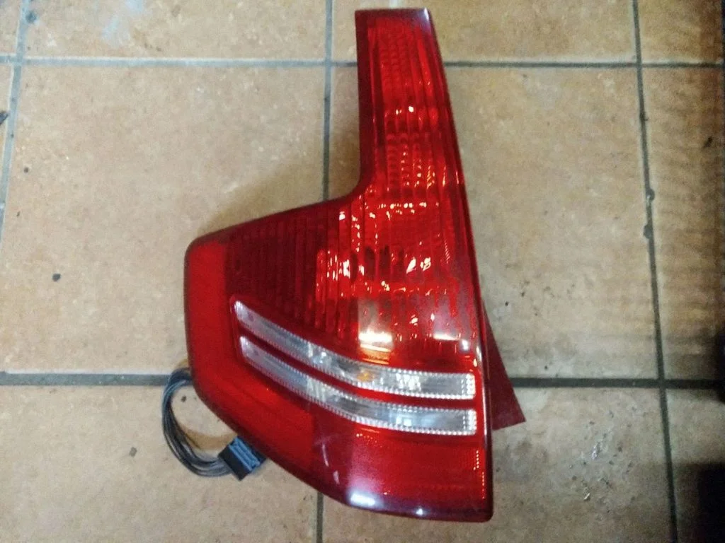 Aizmugurējais lukturis virsbūvē – Citroen C4 I (2004-2010)