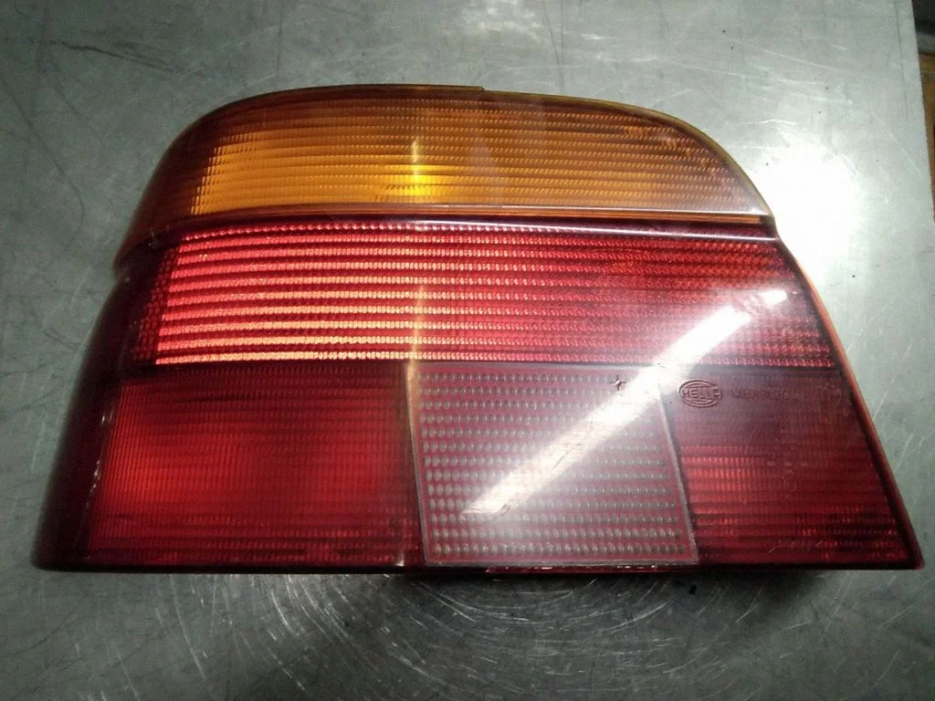 Aizmugurējais lukturis virsbūvē – BMW 5. sērija E39 (1996-2003)