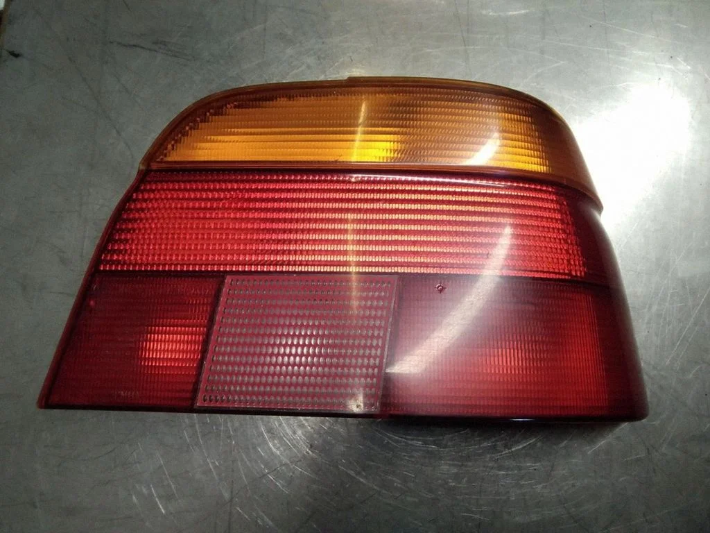 Aizmugurējais lukturis virsbūvē – BMW 5. sērija E39 (1996-2003)