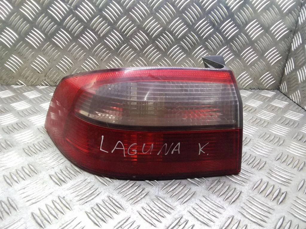 Aizmugurējais lukturis virsbūvē – Renault Laguna II (2001-2007)