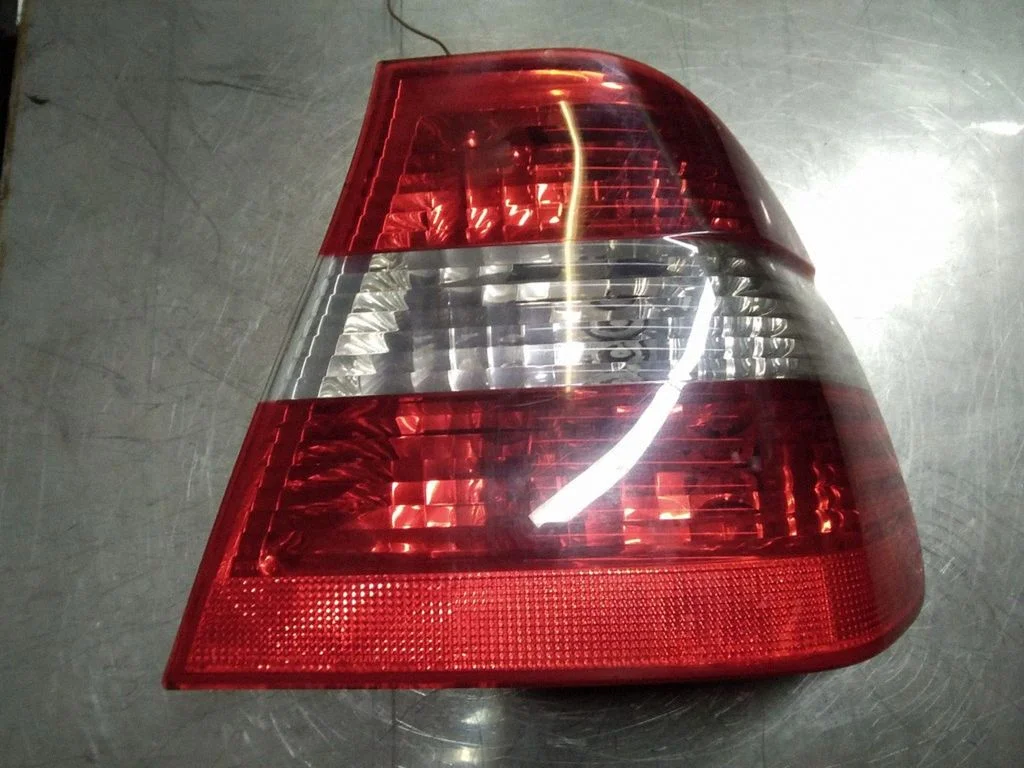 Lampa tylna w błotniku – BMW Seria 3 E46 (1998-2005)