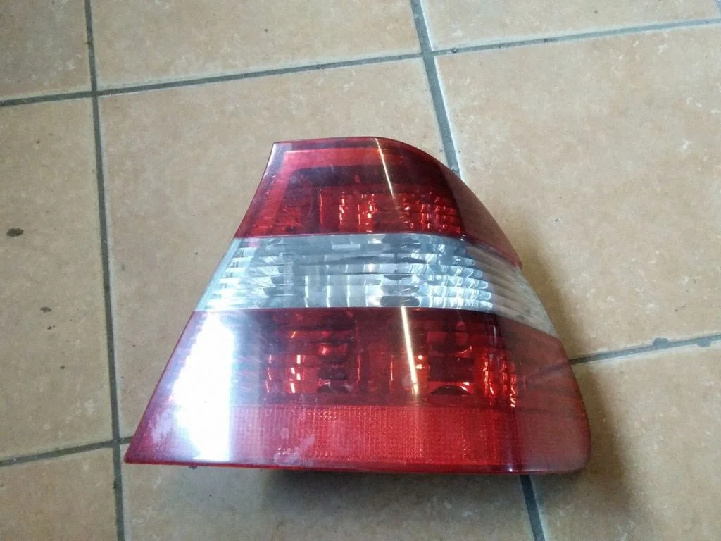 Lampa tylna w błotniku – BMW Seria 3 E46 (1998-2005)