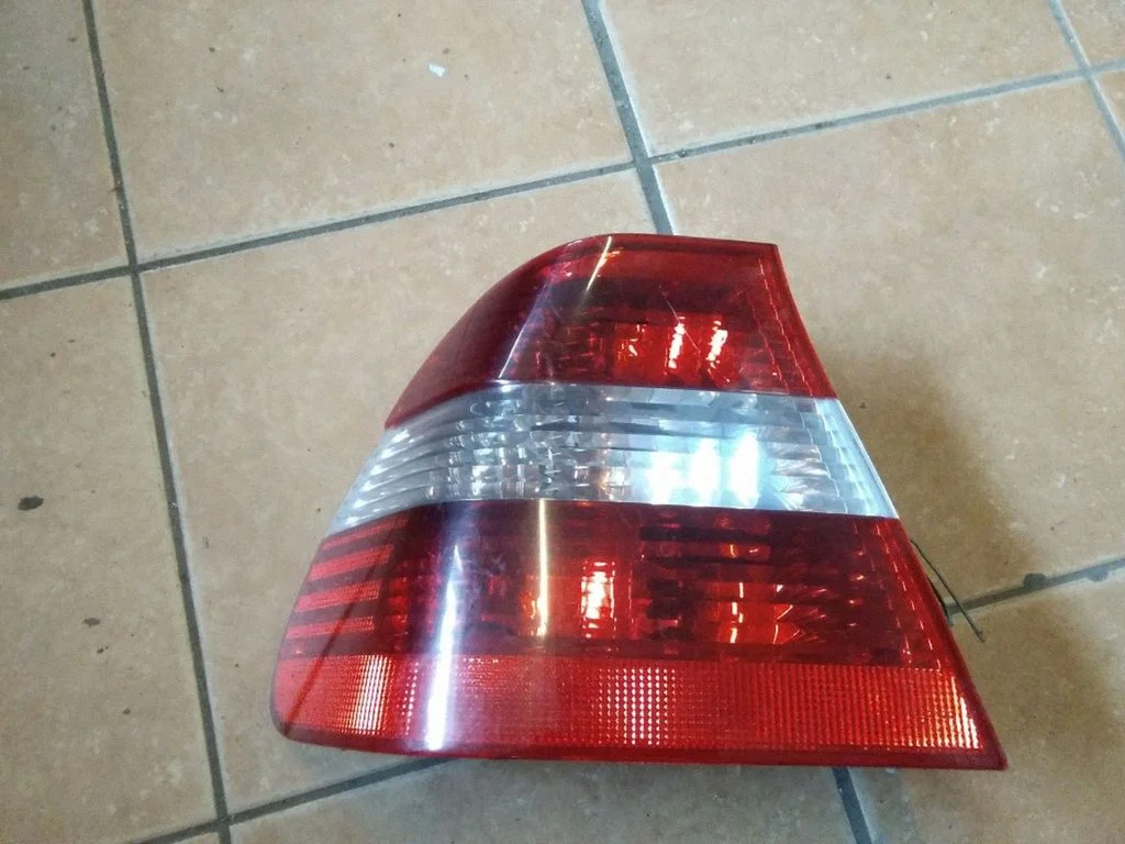 Lampa tylna w błotniku – BMW Seria 3 E46 (1998-2005)