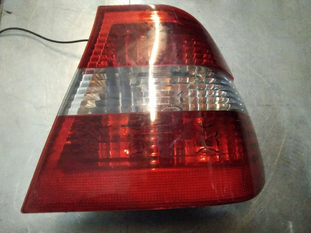 Lampa tylna w błotniku – BMW Seria 3 E46 (1998-2005)