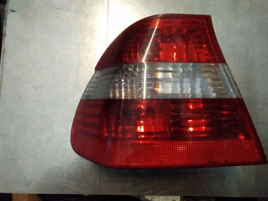 Lampa tylna w błotniku – BMW Seria 3 E46 (1998-2005)