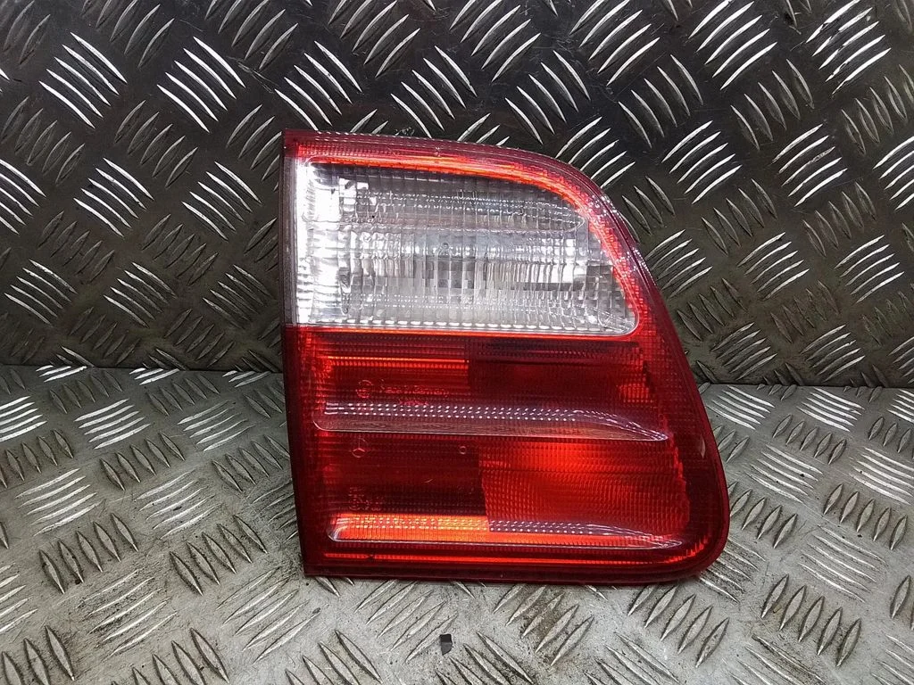 Aizmugurējais lukturis bagāžnieka vākā – Mercedes-Benz E klase W210 (1995-2002)