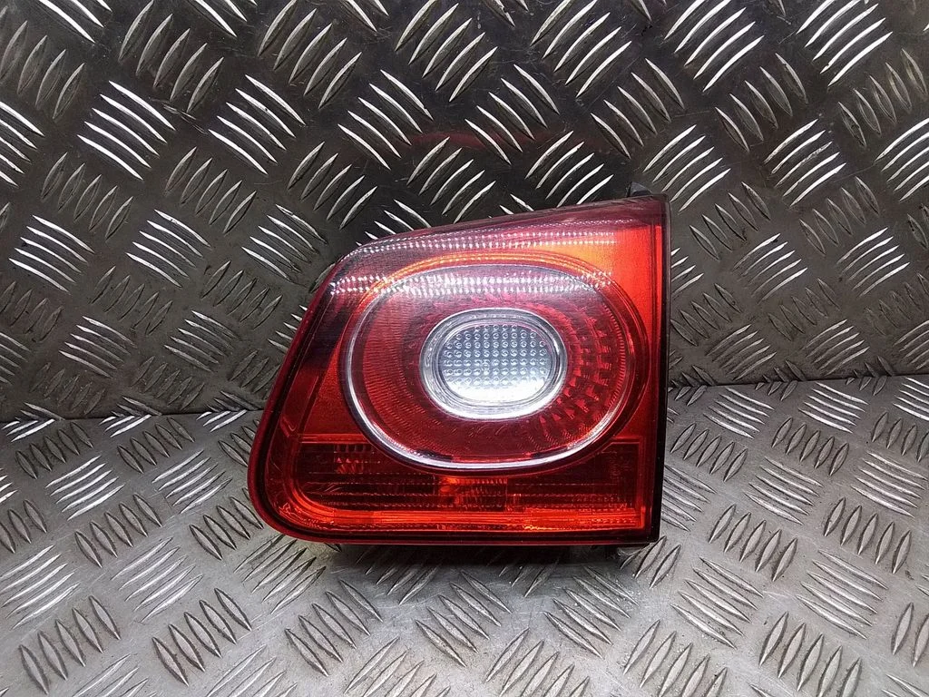 Aizmugurējais lukturis bagāžnieka vākā – Volkswagen Tiguan (2007-2016)