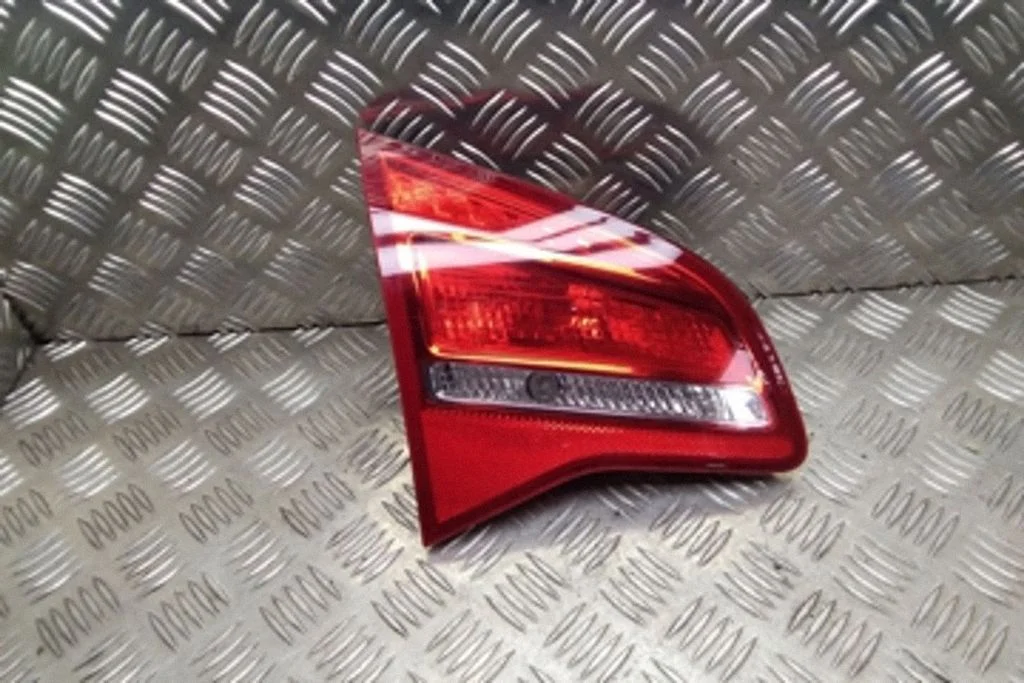 Aizmugurējais lukturis bagāžnieka vākā – Opel Meriva B (2010-2016)