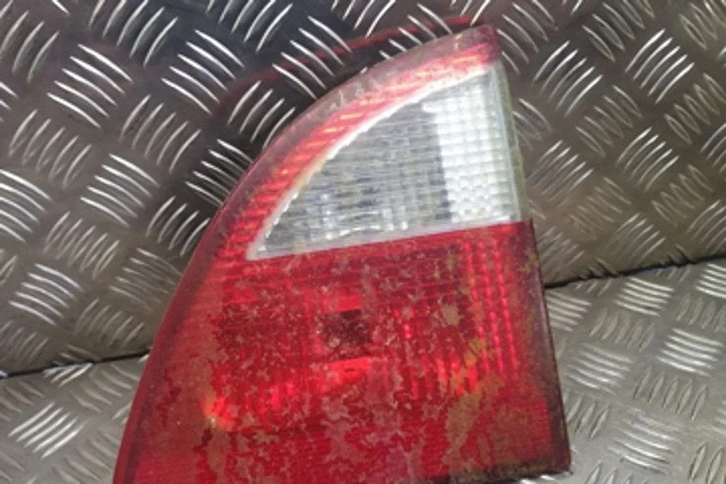 Tailgate rear/tail lights – Ford Galaxy (2000-2006)