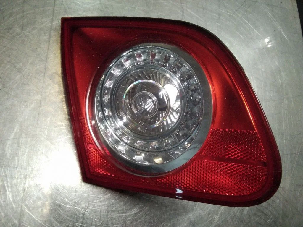 Aizmugurējais lukturis bagāžnieka vākā – Volkswagen Passat B6 (2005-2010)