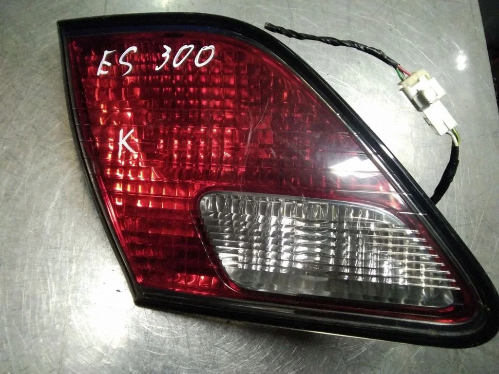 Aizmugurējais lukturis bagāžnieka vākā KOITO3374