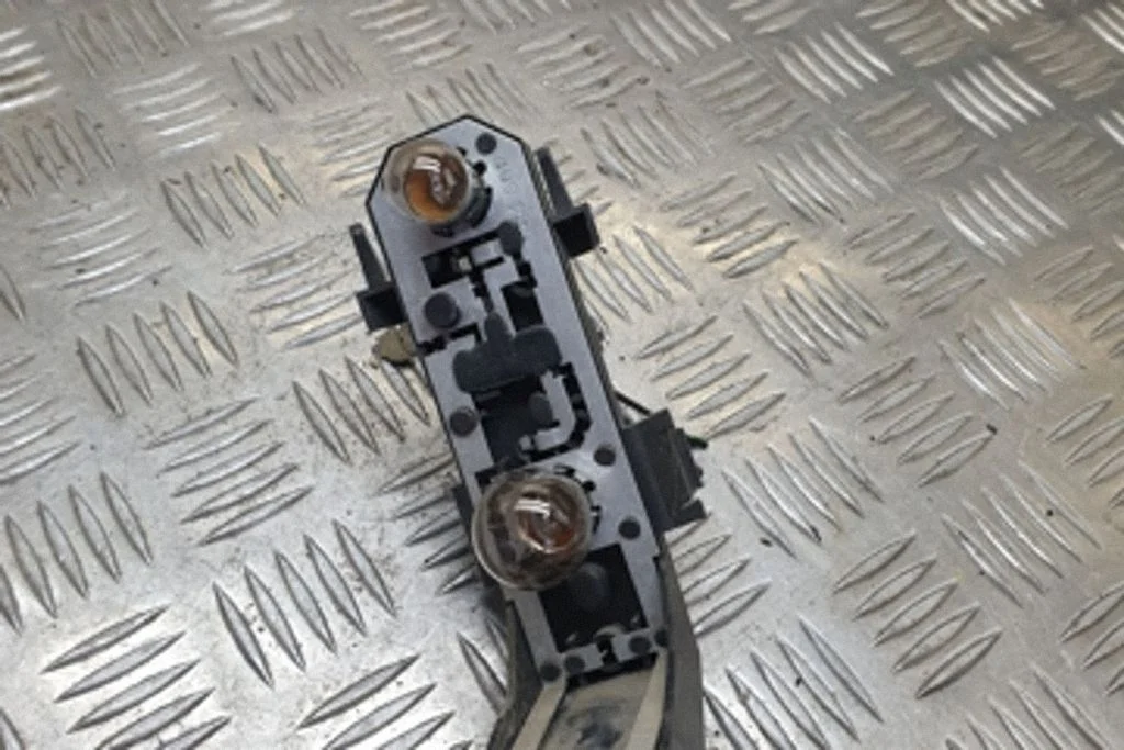 Aizmugurējā luktura detaļa – Volkswagen Sharan (2001-2010)