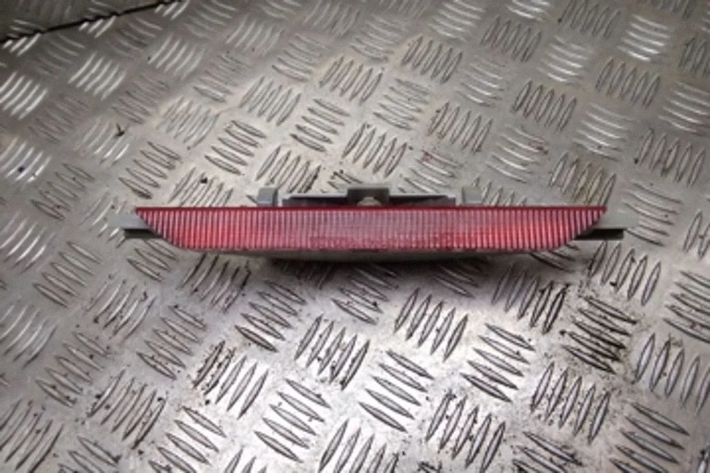 Third/center stoplight – Toyota Avensis T250 (2003-2006)