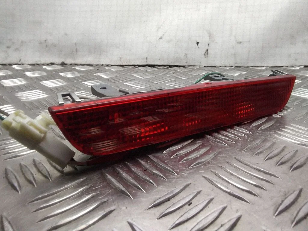 Third/center stoplight – Toyota Prius (XW10) (1997-2003)