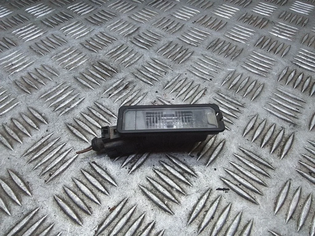 Numura zīmes apgaismojums – Volkswagen Golf Plus (2005-2013)