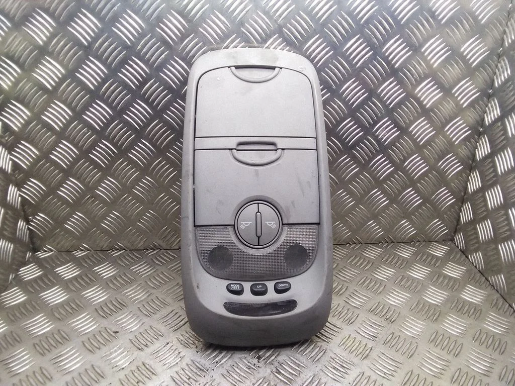 Priekšējo sēdvietu apgaismojuma lukturis – KIA Sorento (2002-2009)