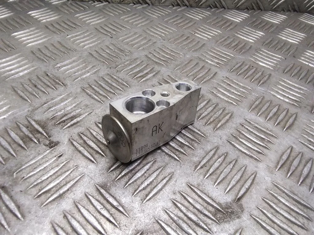 Air conditioning (A/C) expansion valve – Nissan Leaf I (ZE0) (2010-2017)