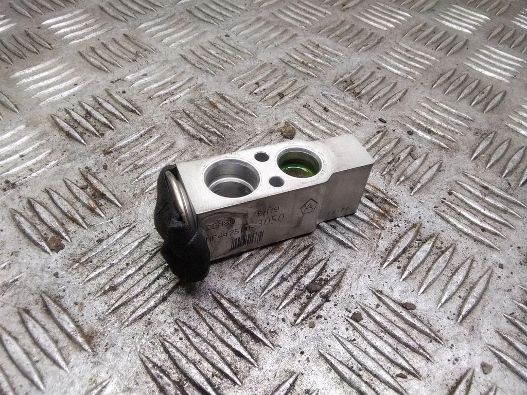 Air conditioning (A/C) expansion valve – Toyota Corolla Verso AR10 (2004-2009)