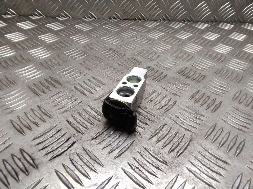 Air conditioning (A/C) expansion valve – Toyota Corolla Verso AR10 (2004-2009)