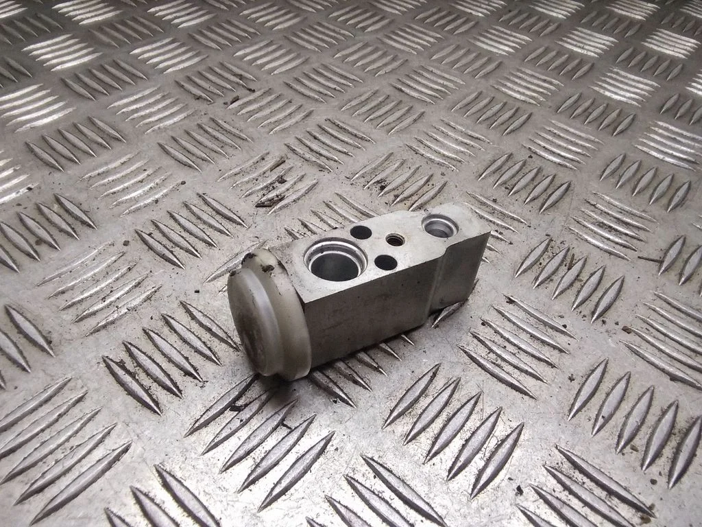 Air conditioning (A/C) expansion valve – KIA Sorento (2002-2009)