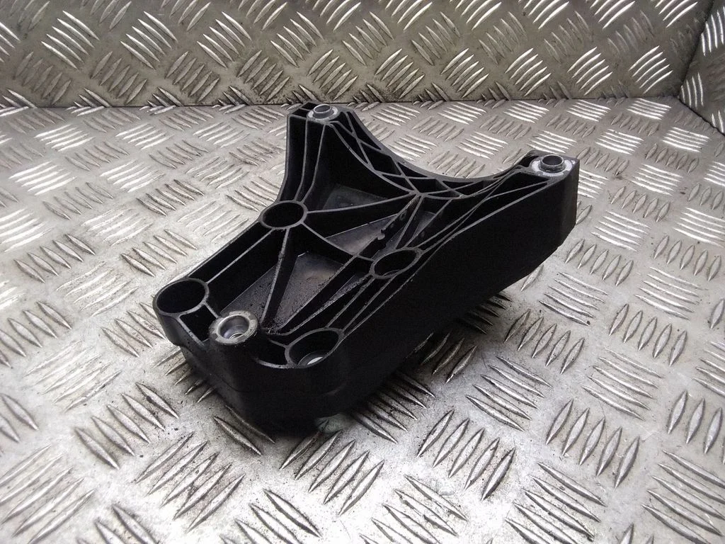 Kliimakompressori kinnitusklamber – BMW 7-seeria E65 E66 (2001-2008)