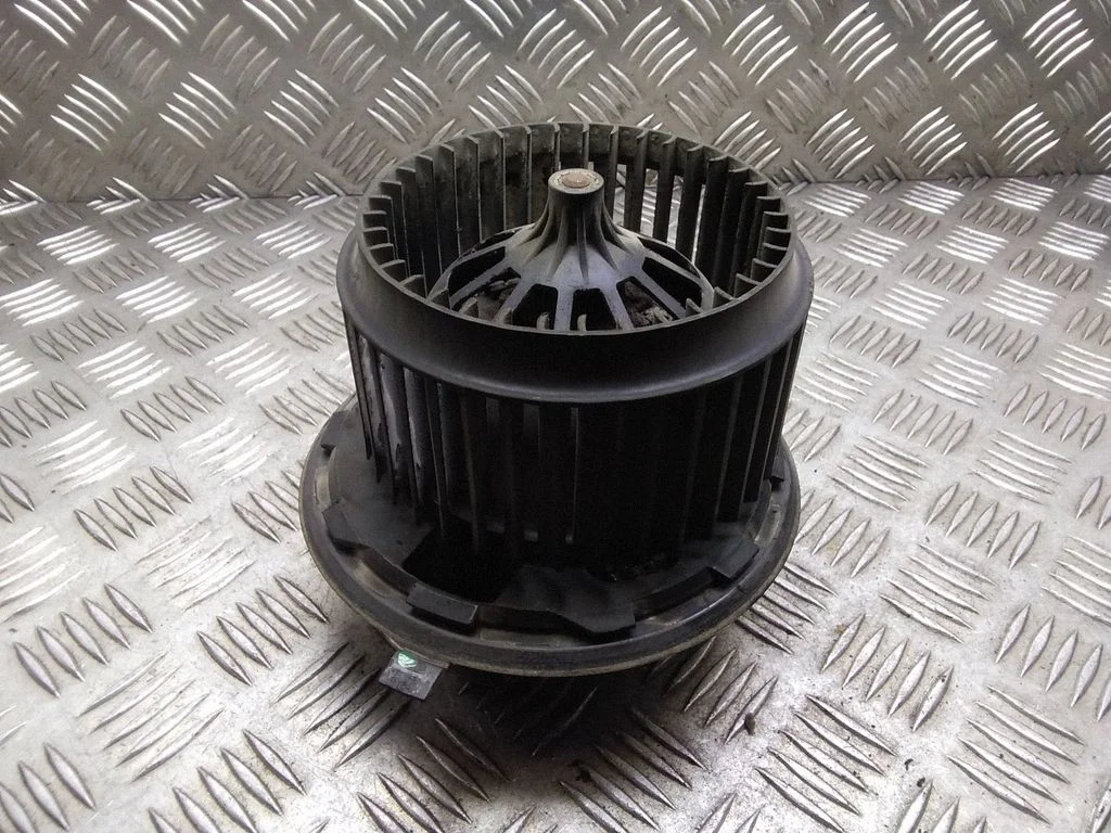 Krāsniņas ventilators/pūtējs 7H0819021