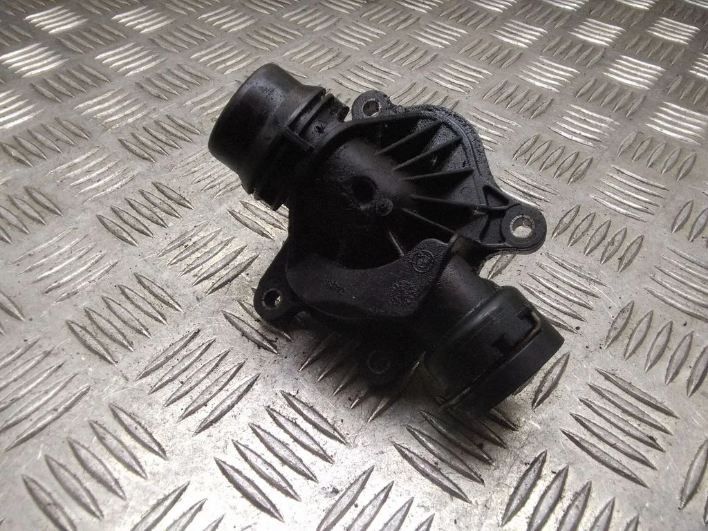 Termostat / obudowa termostatu – BMW Seria 3 E46 (1998-2005)