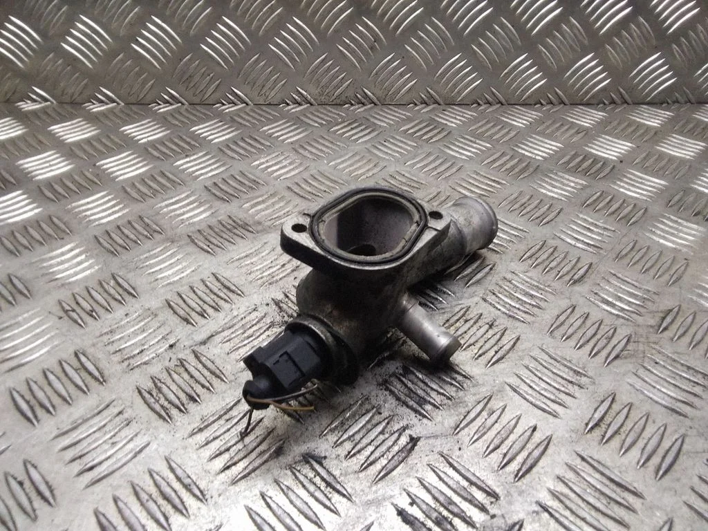 Thermostat/thermostat housing – Volkswagen Passat B5.5 (2001-2005)