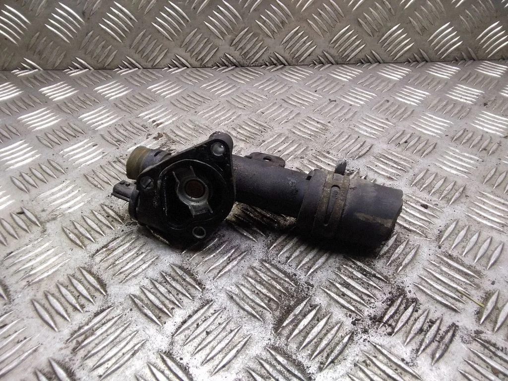 Termostat / obudowa termostatu – Nissan Qashqai (2010-2014)