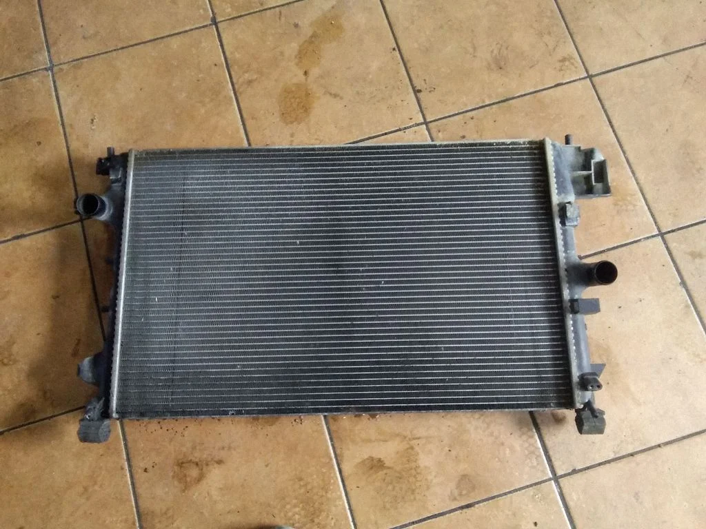 Coolant radiator 879738E