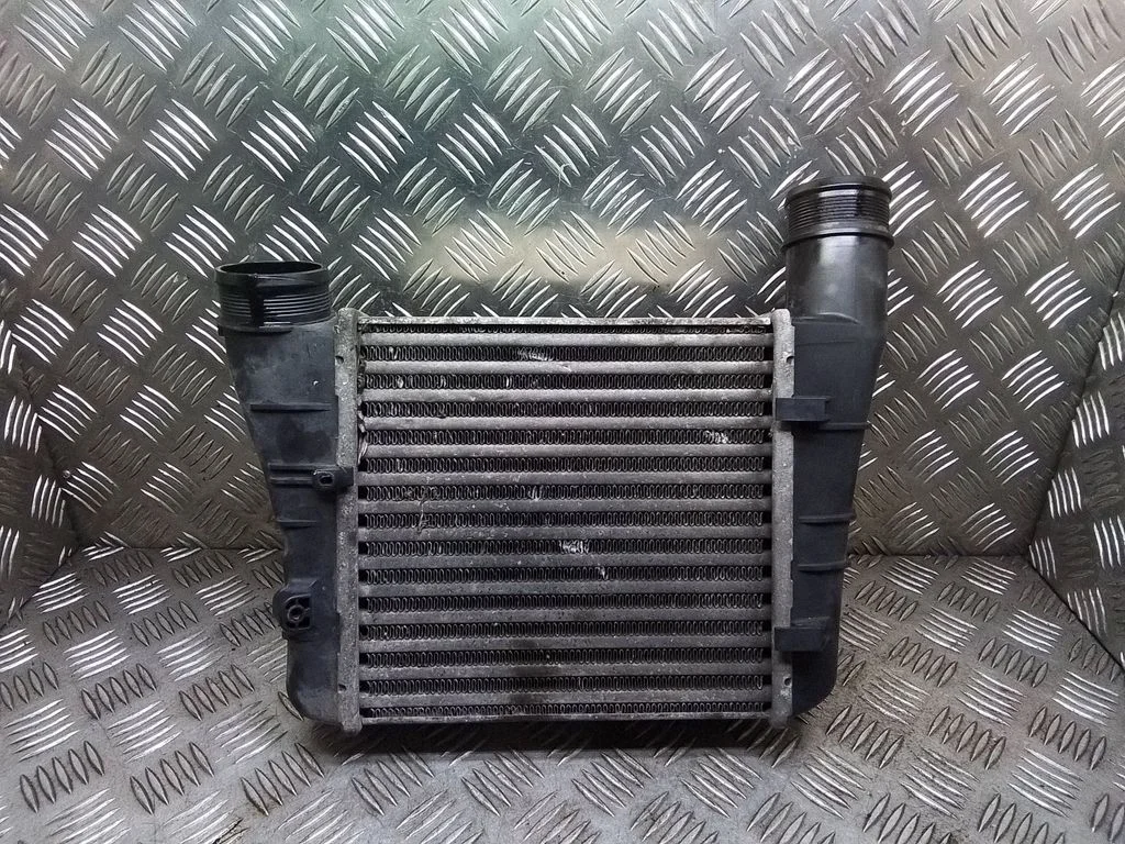 Vahejahuti radiaator – Audi A4 S4 B7 8E 8H (2005-2008)