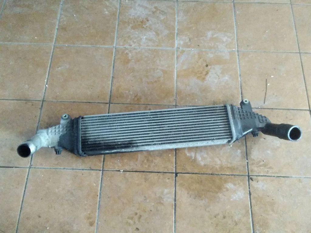 Vahejahuti radiaator